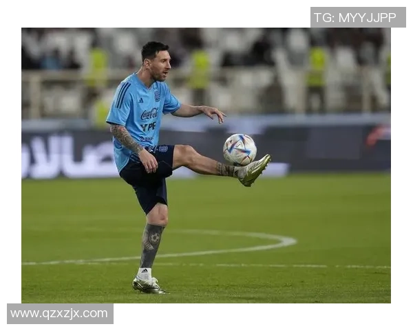 球星亲身示范新款足球鞋上脚图案，潮流与性能并存的完美结合